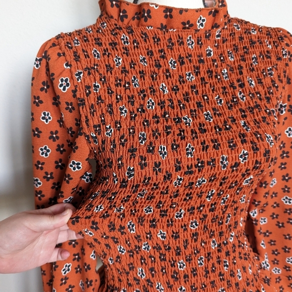 Dark orange black & white floor print shirred long sleeve rifle trim top size M - Picture 4 of 10